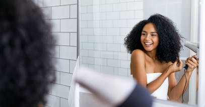 Capelli ricci, mossi o lisci? Ecco il modo giusto di asciugarli