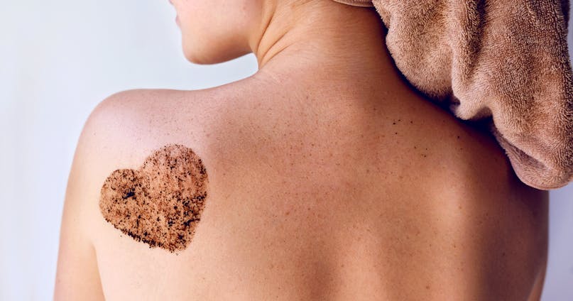 Brufoletti su schiena e petto: cause e rimedi