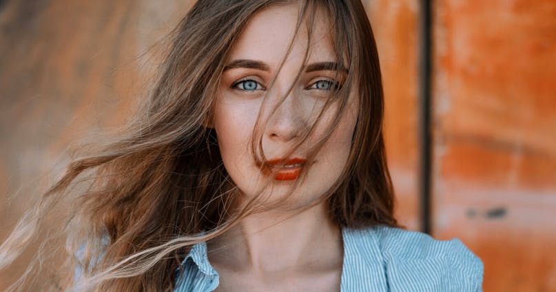 Mettere il fondotinta alla parisienne: copia il look creato da Violette Serrat