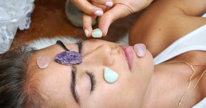 Quarzo rosa: i benefici dei cristalli sulla pelle