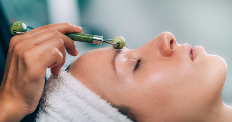 Massaggio Gua Sha: lo stretching facciale contro i segni del tempo