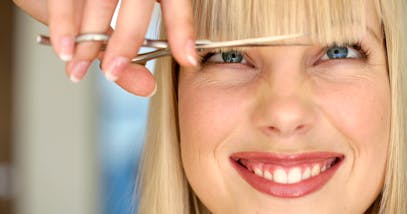 Come tagliare la frangetta da sole ed evitare un disastro?