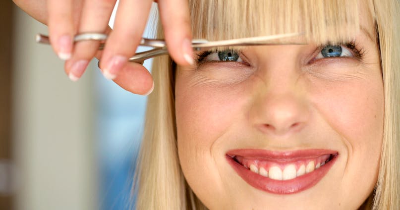 Come tagliare la frangetta da sole ed evitare un disastro?