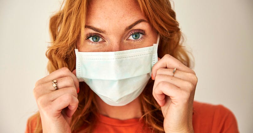 Maskne ovvero i brufoletti da mascherina: ecco la skincare per prendersi cura della pelle