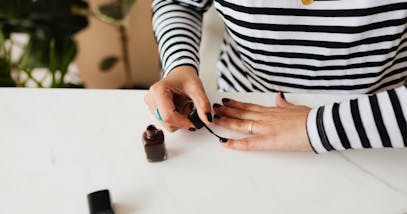 Come mettere lo smalto: guida step by step