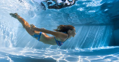 Esercizi in acqua per contrastare la cellulite: i 4 più efficaci