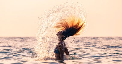 Trattamenti per capelli: le routine di bellezza per l’estate 2020