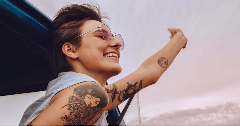 Tatuaggi al sole: ecco come proteggerli