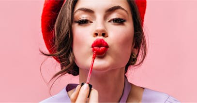 Come far durare il rossetto a lungo: i segreti dei makeup artist