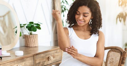 Gomiti screpolati: cause e rimedi per curarli al meglio