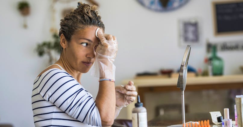 Come togliere la tinta per capelli dalla pelle