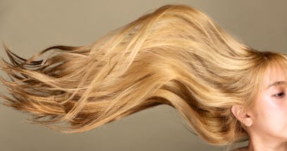 Come togliere il riflesso verde dai capelli biondi? Tutti i rimedi.