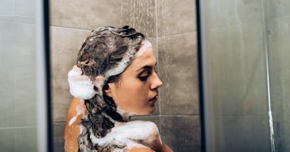 Come lavarsi i capelli in maniera corretta: i nostri consigli