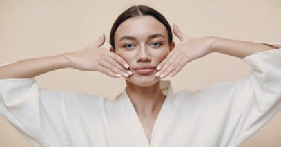 Facial Yoga: 4 semplici esercizi per prendersi cura della pelle del viso