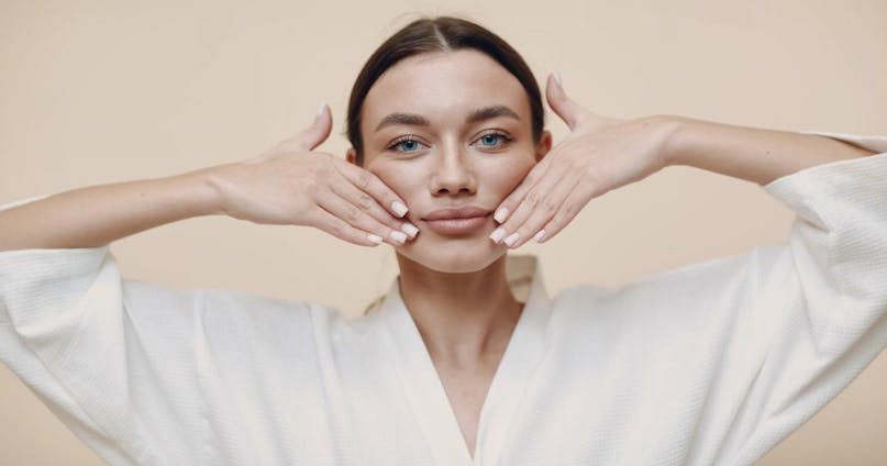 Facial Yoga: 4 semplici esercizi per prendersi cura della pelle del viso