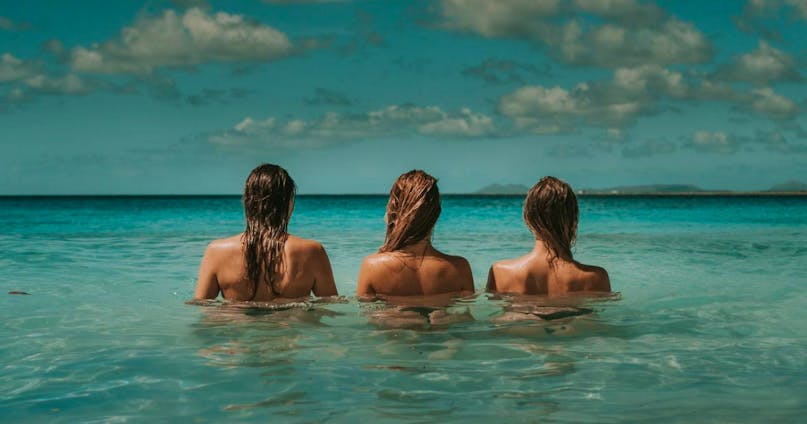 Come abbronzarsi senza scottarsi: il vademecum anti-bruciature