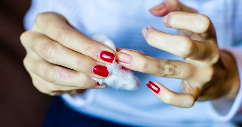 Ecco come togliere lo smalto correttamente (ANCHE SENZA ACETONE!)