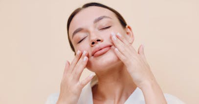 Viso gonfio: cause più comuni e rimedi