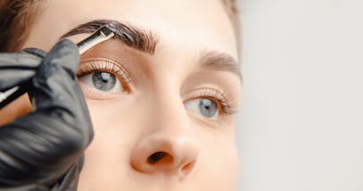 Hennè sopracciglia: i consigli e il procedimento per un colore perfetto