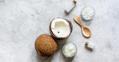 Olio di cocco: usi e benefici per pelle e capelli