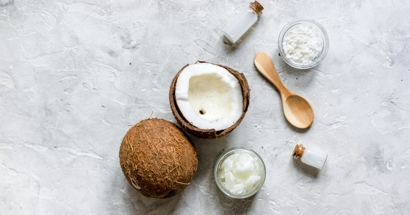 Olio di cocco: usi e benefici per pelle e capelli