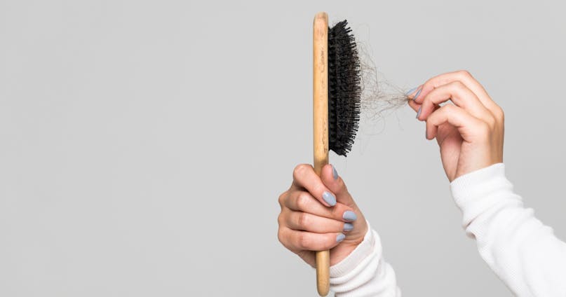 Caduta capelli: quando preoccuparsi, cause e rimedi