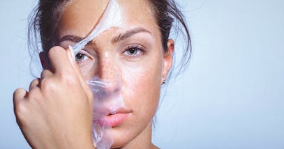 Peeling viso: come farlo e quale esfoliazione scegliere?