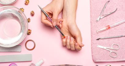 Smalto semipermanente e unghie in gel: tutto quello che c’è da sapere